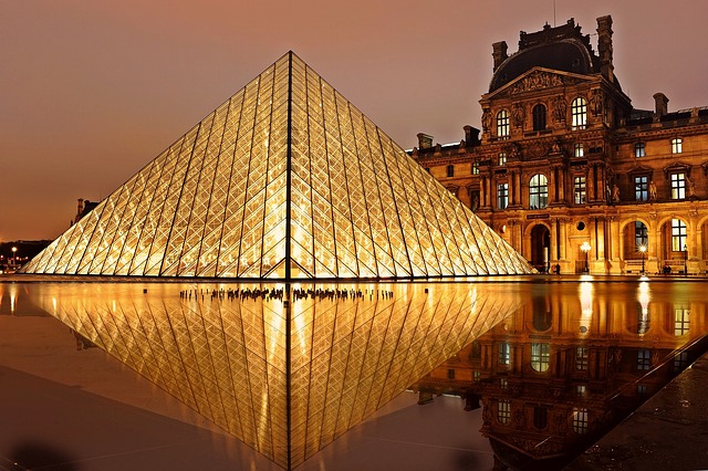 pyramida Louvre